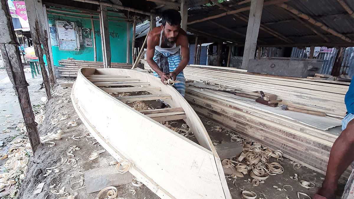 বৈশাখ থেকে ভাদ্র মাস পর্যন্ত কারিগরেরা নৌকা বানানোর কাজে ব্যস্ত থাকেন। ছবি: লেখক