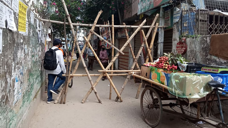 লকডাউনের আগেই সড়ক পথে প্রতিবন্ধকতা দেওয়া হয়েছে পূর্ব রাজবাজারে। ছবি: শেখ সাবিহা আলম