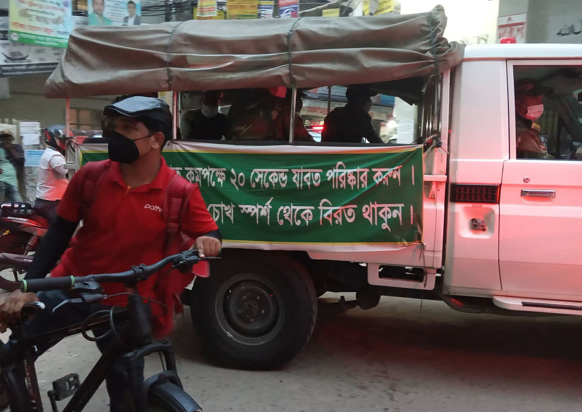 সেনাবাহিনীর সদস্যদের টহল। ছবি: প্রথম আলো