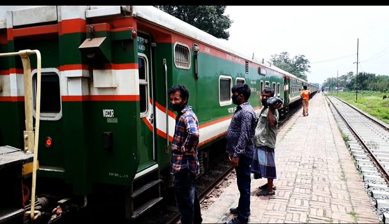 কুড়িগ্রাম থেকে ঢাকাগামী আন্তনগর কুড়িগ্রাম এক্সপ্রেস ট্রেনের ইঞ্জিনে আগুন লাগে। ট্রেনটি আক্কেলপুর রেলস্টেশনে যাত্রাবিরতি করে। ১৪ জুন, আক্কেলপুর রেলস্টেশন। ছবি: প্রথম আলো