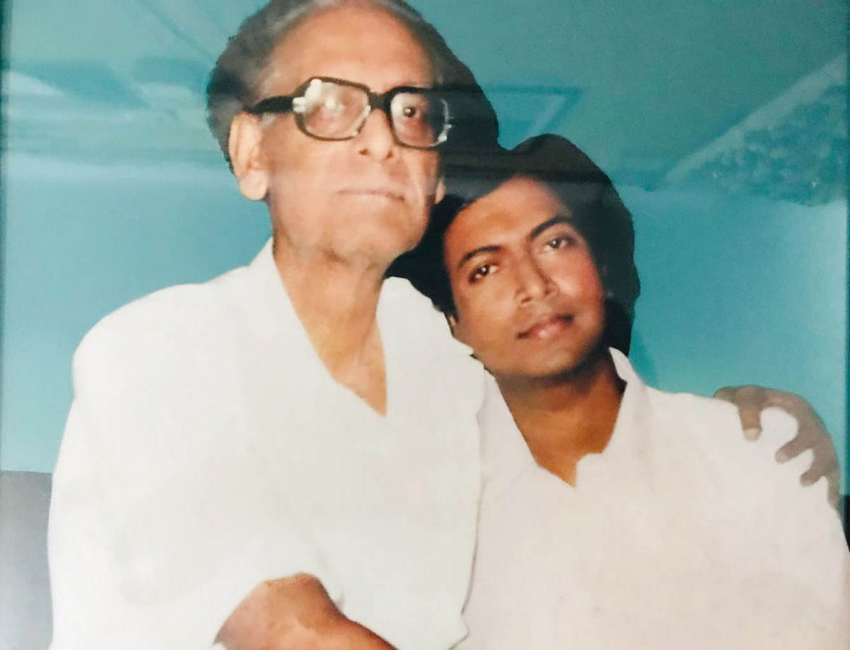 ১৯৮৯ সালে হেমন্ত মুখোপাধ্যায়ের সঙ্গে ঢাকায় সাদি মহম্মদ। ছবি: সংগৃহীত