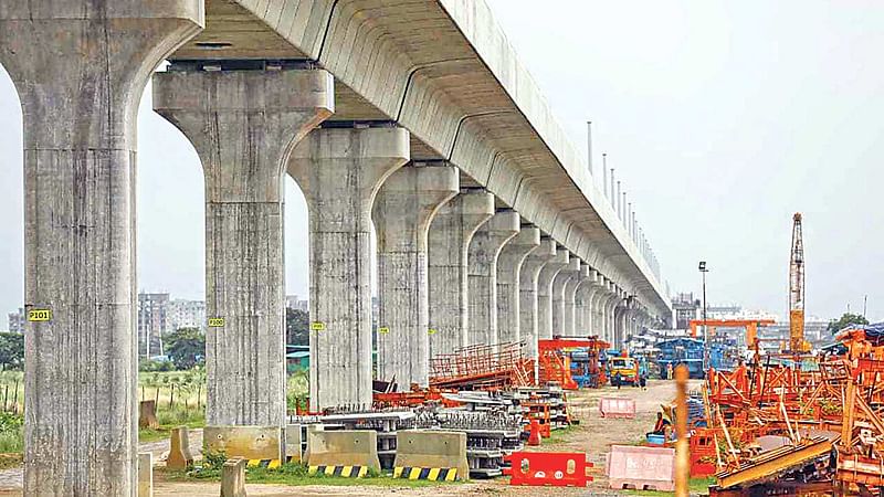 উত্তরার দিয়াবাড়ি এলাকায় মেট্রোরেলের নির্মাণকাজ