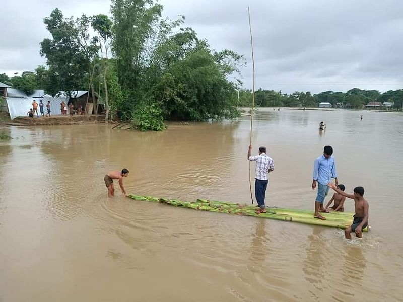 পাহাড়ি ঢলে নেতাই নদীর পানি বৃদ্ধি পাওয়ায় ময়মনসিংহের ধোবাউড়া উপজেলার বেশ কয়েকটি গ্রাম প্লাবিত হয়েছে। ছবিটি শুক্রবার দুপুরে গামারিতলা ইউনিয়নের গৌরীপুর গ্রাম থেকে তোলা। ছবি: সংগৃহীত