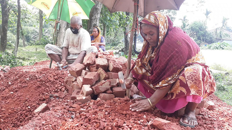 ঠাকুরগাঁও-দিনাজপুর মহাসড়কের পাশে এলাকায় ইট ভাঙছেন আকরাম-সুফিয়া দম্পতি। সম্প্রতি ঠাকুরগাঁও সদর উপজেলার জগন্নাথপুর এলাকায়। ছবি: প্রথম আলো