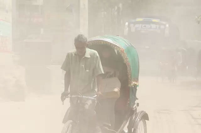 ধুলায় আচ্ছন্ন ঢাকার বাতাস। তৈরি হচ্ছে মানুষের স্বল্প ও দীর্ঘমেয়াদি স্বাস্থ্য জটিলতা। ফাইল ছবি