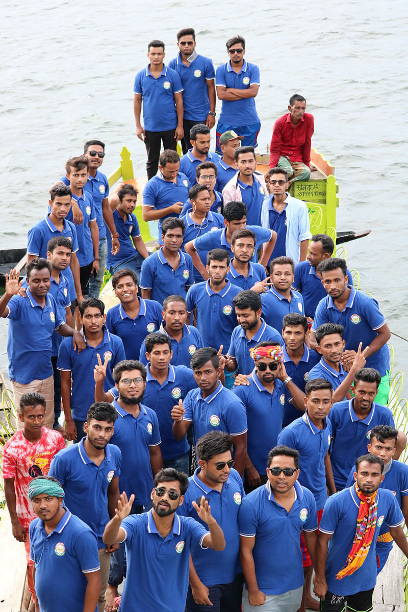 শ্রাবণের বাদলা দিনে নেক্সাস রয়েল ক্লাবের ৪০ জন হাওরে। ছবি : সংগৃহীত