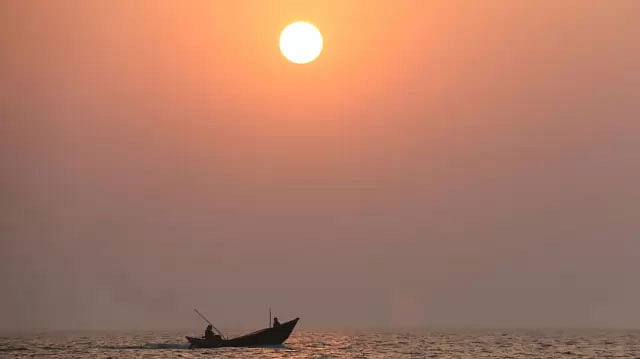 সূর্যাস্তের সময় কুয়াকাটা সমুদ্রসৈকত। প্রথম আলো ফাইল ছবি