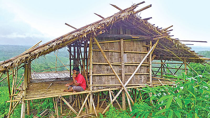 খাগড়াছড়ির দীঘিনালার দুর্গম নাড়াইছড়ির ৪০০ ফুট উঁচু কুকিছড়া পাহাড়ে তৈরি করা হয়েছে ইন্টারনেট হাউস। গত শুক্রবার দুপুরে।  ছবি: অনন্ত চাকমা