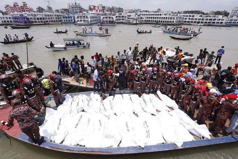 বুড়িগঙ্গায় লঞ্চডুবির ঘটনায় উদ্ধার করা লাশ। ছবি: দীপু মালাকার