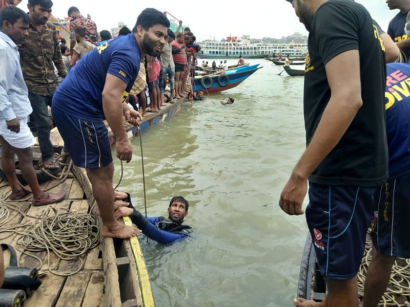 বুড়িগঙ্গায় লঞ্চডুবির ঘটনায় উদ্ধারকাজ চলছে। ছবি: শুভ্র কান্তি দাশ