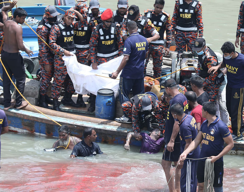 ডুবে যাওয়া লঞ্চ থেকে উদ্ধার করা হয়েছে আরেকজনের মৃতদেহ। ফরাশগঞ্জ ঘাট এলাকা, ৩০ জুন। ছবি: দীপু মালাকার