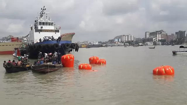 বিআইডব্লিউটিএর সহযোগিতায় ফায়ার সার্ভিস ও নৌবাহিনীর ডুবুরি দল আজ মঙ্গলবার সকাল থেকে ডুবে যাওয়া লঞ্চটি উদ্ধারে অভিযান চালায়। ছবি: ইকবাল হোসেন