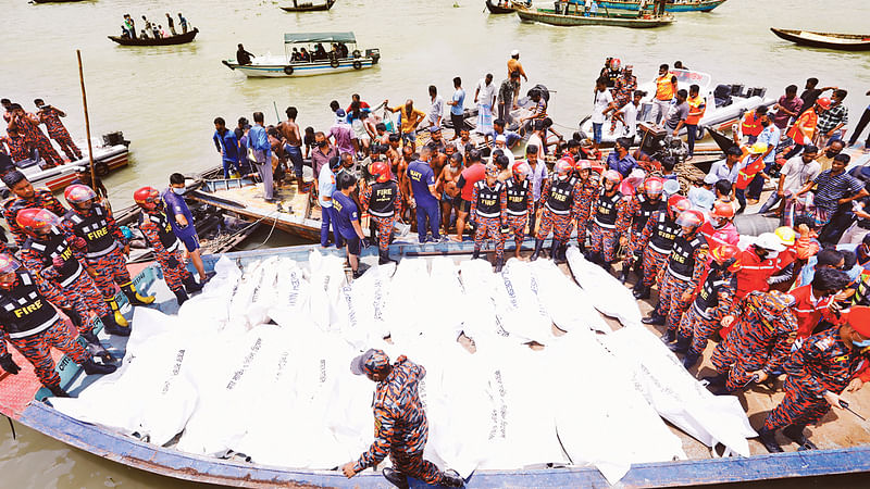 মুন্সিগঞ্জ থেকে ঢাকাগামী এমএল মর্নিং বার্ড নামের লঞ্চটি অর্ধশতাধিক যাত্রী নিয়ে ঢাকার সদরঘাটের দিকে আসার সময় গতকাল সকাল সাড়ে নয়টার দিকে ময়ূর-২ নামের আরেকটি লঞ্চ ধাক্কা দেয়। এতে যাত্রীসহ লঞ্চটি পানিতে ডুবে যায়। পরে বিভিন্ন বাহিনীর ডুবুরিরা যাত্রীদের মরদেহ উদ্ধার করে। দুপুর ১২টায় সদরঘাট–সংলগ্ন ফরাশগঞ্জ ঘাট এলাকায়।  ছবি: দীপু মালাকার