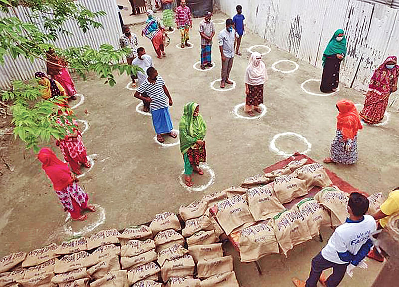 করোনাভাইরাসের প্রাদুর্ভাবের এই সময় অসচ্ছল ব্যক্তিদের মধ্যে খাদ্যসামগ্রী বিতরণ করে ফারাজ হোসেন ফাউন্ডেশন। সম্প্রতি রাজধানীর কড়াইল বস্তিতে।  ছবি: সংগৃহীত