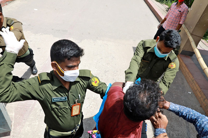 মুগদা জেনারেল হাসপাতালে ক্যানসারে আক্রান্ত মাকে নিয়ে করোনা পরীক্ষা করাতে আসেন ছেলে শাওন। পরীক্ষা তো করাতে পারেননি, উল্টো আনসার সদস্যদের মারধরের শিকার হয়েছেন তিনি। ছবি: সংগৃহীত