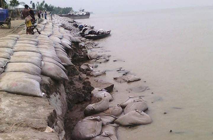 উপজেলা রক্ষা বাঁধ ও সড়ক নির্মাণের দাবি উপজেলাবাসীর। ছবি: লেখক