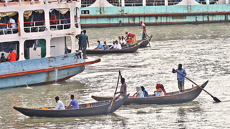 সদরঘাটে ছোট, বড় নৌযানের এ রকম বিশৃঙ্খল চলাচলের কারণে ঘটছে দুর্ঘটনা।  ছবি: প্রথম আলো