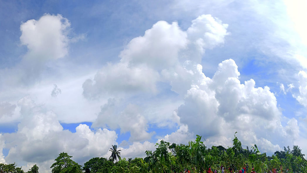 নীল আকাশে আষাঢ়ি মেঘের আনাগোনা। নারায়ণপুর, রাধানগর, পাবনা, ৫ জুলাই। ছবি: হাসান মাহমুদ