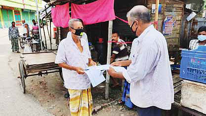 করোনা রোধে সাধারণ মানুষের মধ্যে সচেতনতা সৃষ্টিতে নিয়মিত মাস্ক-লিফলেট বিতরণসহ বিভিন্ন কাজ করছে গ্রাম উন্নয়ন দল। গতকাল বাগেরহাট সদরে মরগাবাজারে।  ছবি: প্রথম আলো