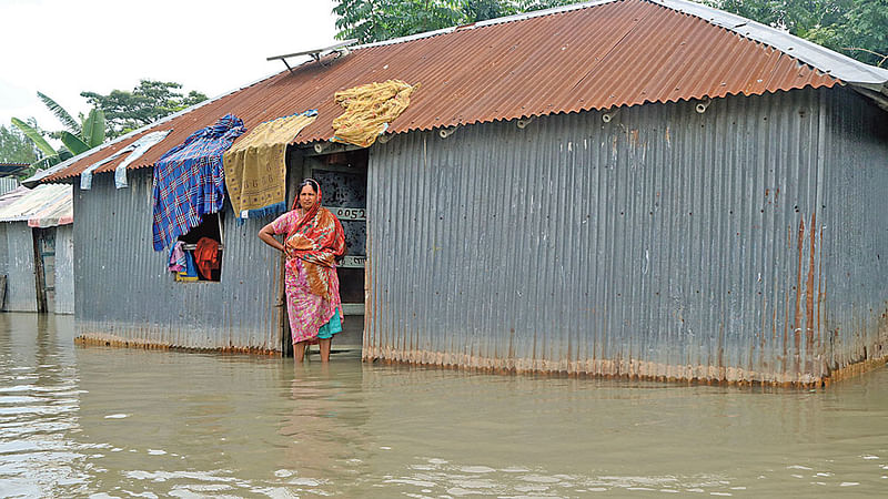 বানের পানিতে কষ্টে আছেন চরের মানুষ। ঘরদুয়ার ডুবে যাওয়ায় বিপাকে পড়েছেন তাঁরা। সম্প্রতি বগুড়ার সারিয়াকান্দি উপজেলার কুঁড়িপাড়া চরে।  ছবি: প্রথম আলো