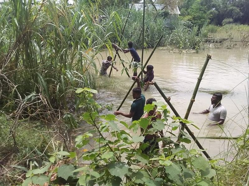 তৈরি হচ্ছে সাঁকো। ছবি: সংগৃহীত