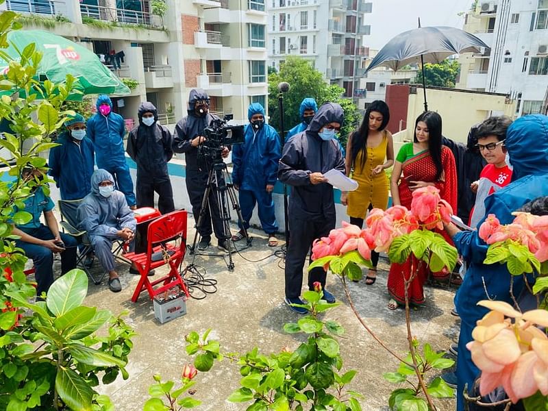 অনুমতি মিললেও শুটিংবাড়িগুলোতে নাটকের শুটিং হচ্ছে কম। ছবিটি সময়ের গল্প ধারাবাহিকের শুটিং চলাকালে তোলা। ছবি: সংগৃহীত