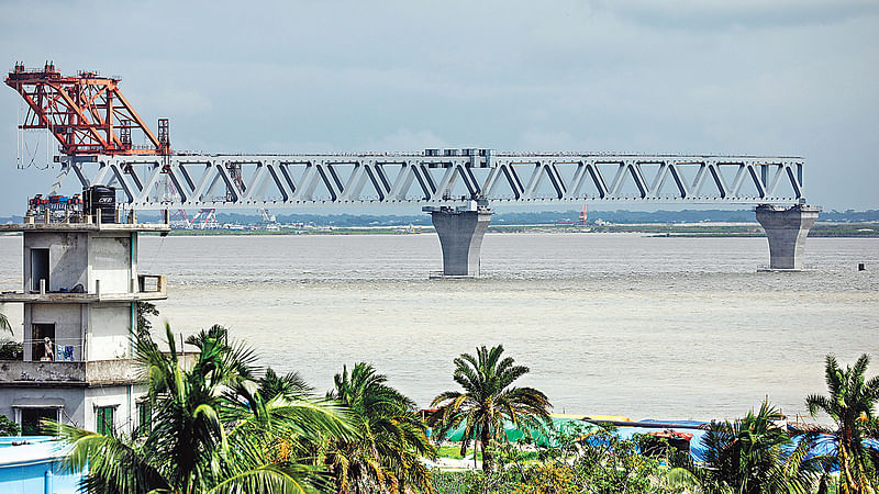 কাজ চলছে পদ্মা সেতুর। গত মঙ্গলবার মাওয়া ঘাট এলাকা থেকে তোলা।  ছবি: আশরাফুল আলম