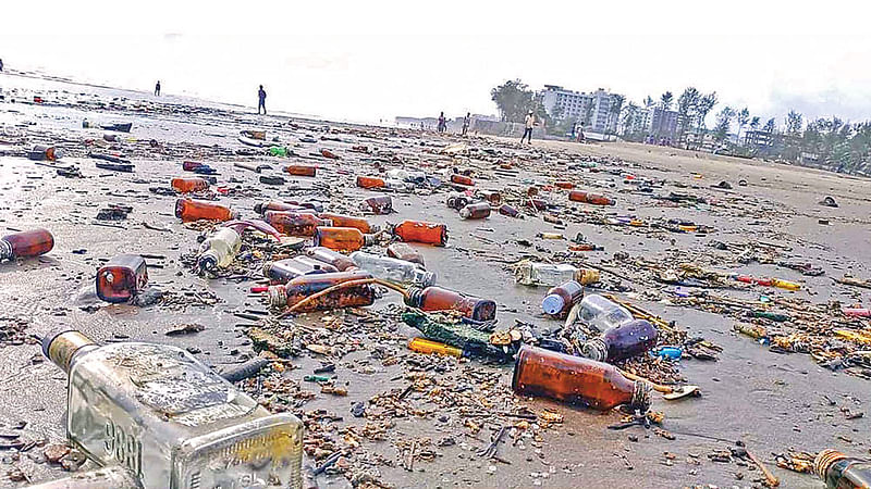 কক্সবাজার সমুদ্রসৈকতে পড়ে আছে জোয়ারের পানিতে ভেসে আসা বর্জ্য। গতকাল সকালে সৈকতের কলাতলী পয়েন্টে।  ছবি: প্রথম আলো