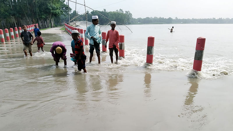 বন্যায় পানিবন্দী মানুষ। নতুনপাড়া গ্রাম, নোয়ারপাড়া ইউনিয়ন, ইসলামপুর উপজেলা, জামালপুর, ১৩ জুলাই। ছবি: আব্দুল আজিজ