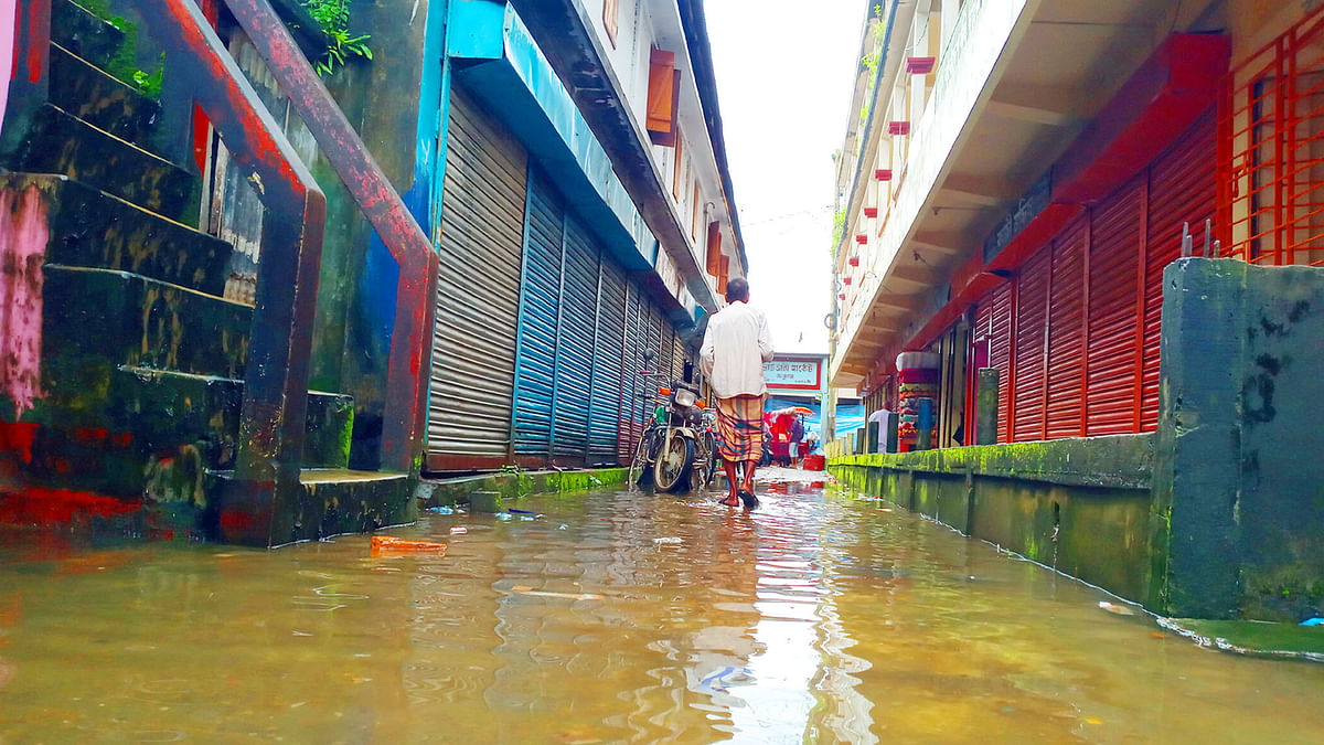 সিলেটে সব নদীর পানি বাড়ায় কুশিয়ারা নদীতীরের ফেঞ্চুগঞ্জ উপজেলা সদরবাজার বন্যাকবলিত হয়ে পড়েছে। সোমবার সকালে ওই বাজার এলাকা। ছবি: প্রথম আলো