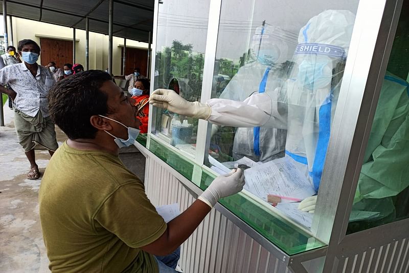 এখন ৭৭টি কেন্দ্রে করোনাভাইরাস শনাক্তের পরীক্ষা হচ্ছে। জেনারেল হাসপাতাল, কুষ্টিয়া, ১২ জুলাই। ছবি: হাসান মাহমুদ