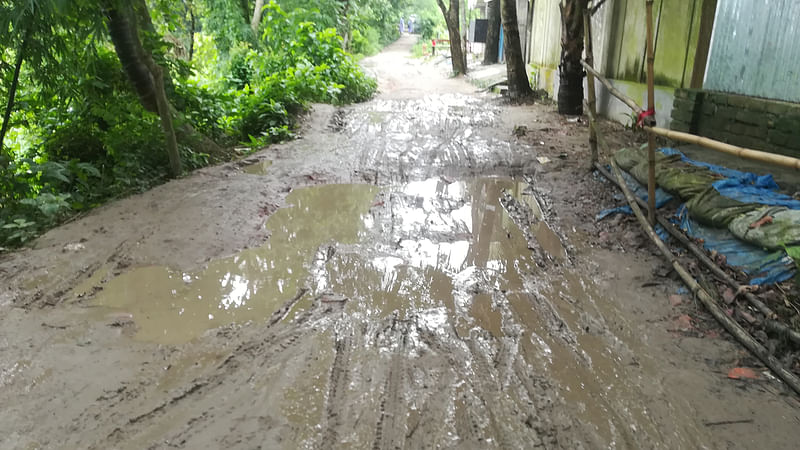 ঢাকার নবাবগঞ্জ উপজেলার বারুয়াখালী ইউনিয়নের ভাঙ্গাপাড়া গ্রামে সড়কটি বৃষ্টি হলে এমন অবস্থা হয়। ছবিটি ১৩ জুলাই সোমবার বিকেল পাঁচটায় ভাঙ্গাপাড়া গ্রাম থেকে তোলা। ছবি: লেখক