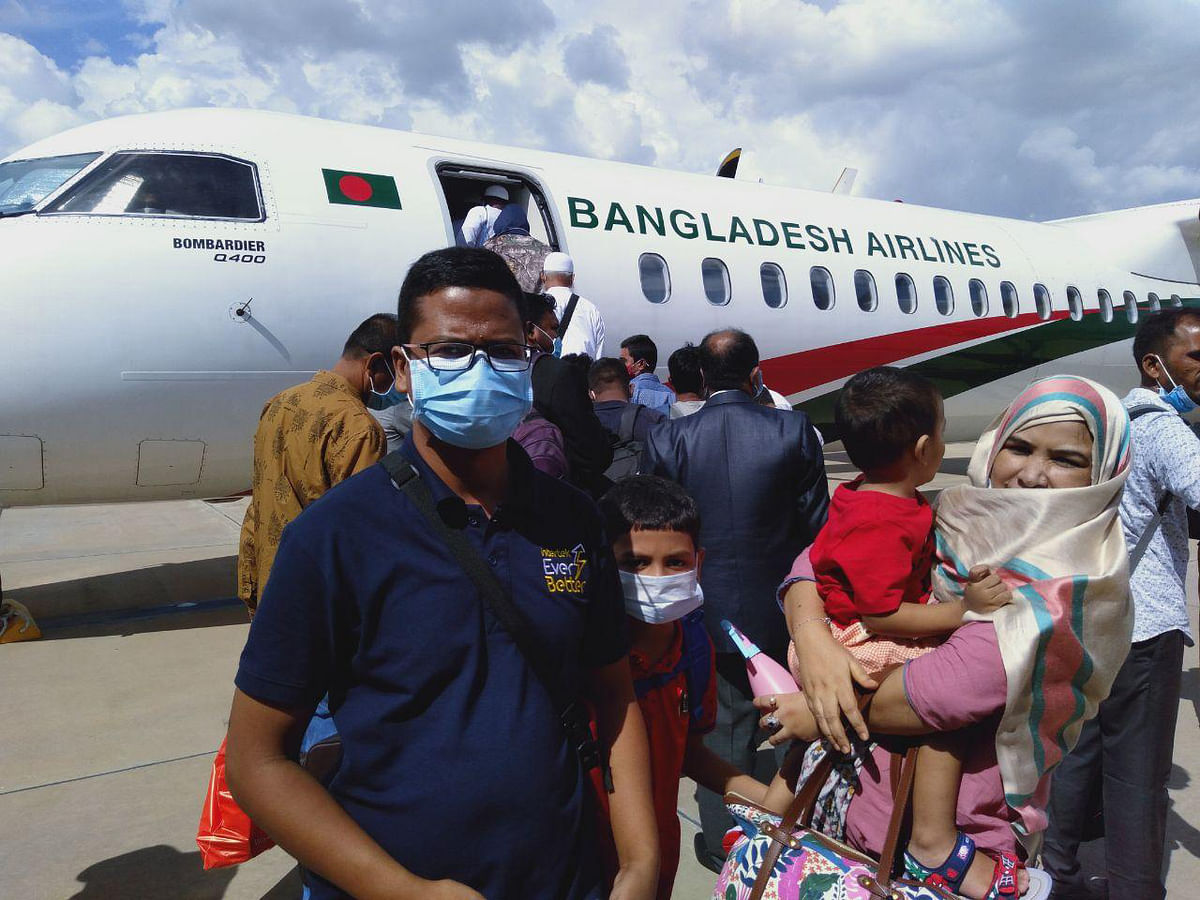 লাল-সবুজের পতাকাবাহী বাংলাদেশ বিমান প্রথমবার নমপেন থেকে ঢাকায় আসে।