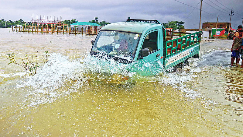 পাঁচ দিনের টানা বৃষ্টি ও উজান থেকে নেমে আসা পাহাড়ি ঢলে সুনামগঞ্জের বিভিন্ন এলাকা প্লাবিত হয়েছে। তলিয়ে গেছে সড়ক। স্রোতের মধ্যে ঝুঁকি নিয়ে চলছে যানবাহন। গতকাল সুনামগঞ্জ সদরের রাধানগর এলাকায়। ছবি: আনিস মাহমুদ