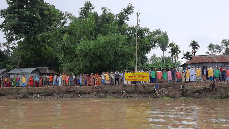 কুড়িগ্রামের রৌমারীতে নদীভাঙন রোধে কার্যকর পদক্ষেপের দাবিতে মানববন্ধন করেছে জিঞ্জিরাম নদীর পূর্ব পাড়ের হুমকির মুখে পড়া বসতবাড়ি ও নদীগর্ভে বিলীন হয়ে যাওয়া পরিবারগুলো।