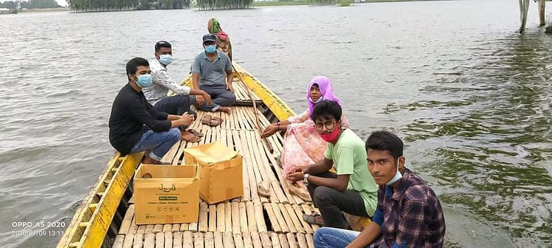 পাবনার বেড়া উপজেলার স্কুলশিক্ষার্থীরা টিফিনের টাকা বাঁচিয়ে তৈরি করে ‘শিক্ষার্থী সহযোগিতা সংগঠন’। করোনাকালে দুস্থ মানুষের সহায়তায় সংগঠনের তহবিল নিয়ে তারা এগিয়ে এসেছে। ছবি: প্রথম আলো