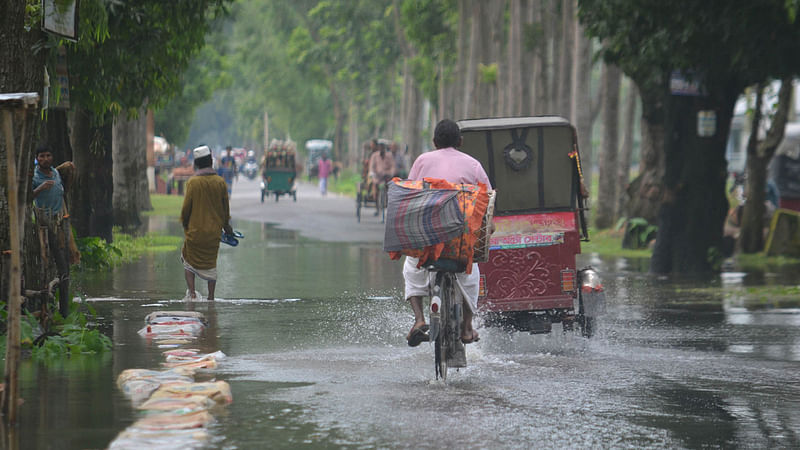 পানি উঠেছে কুড়িগ্রাম-ভূরুঙ্গামারী মহাসড়কে। বুধবার মহাসড়কের চণ্ডীপুর এলাকায়। ছবি: প্রথম আলো