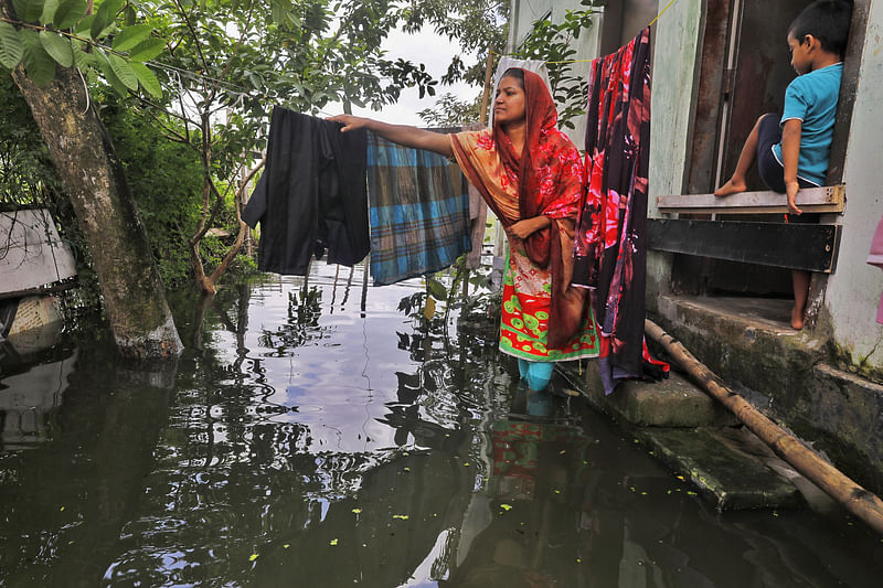 নন্দীপাড়া এলাকার সোনারটুকরি গ্রামে গত দুই দিনে পানি বেড়েছে প্রায় তিন ফুট। এতে হামিদা আক্তারের বাড়ির আঙিনা ডুবে গেছে। বন্যার সতর্কতা হিসেবে বাড়ির দরজায় শিশুদের জন্য প্রতিবন্ধকতা দিয়েছেন তিনি।