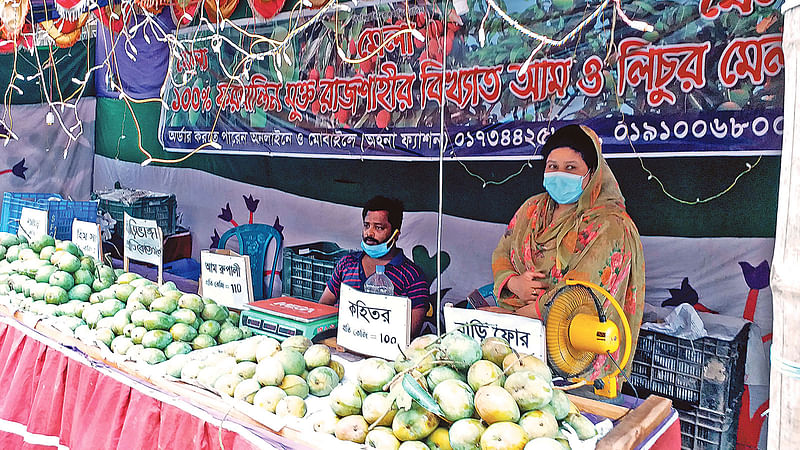 স্কুল বন্ধ থাকায় কয়েকজন শিক্ষক মিলে অস্থায়ীভাবে এই আমের দোকান দিয়েছেন। ৪ জুলাই রাজধানীর আদাবরে।  ছবি: প্রথম আলো