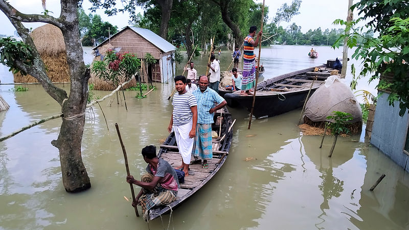 জামালপুরে যমুনার পানি ধীরে কমায় বন্যা পরিস্থিতির খুব একটা উন্নতি হয়নি। রাস্তাঘাট, বাড়িঘর এখনো তলিয়ে রয়েছে। প্রথম আলো