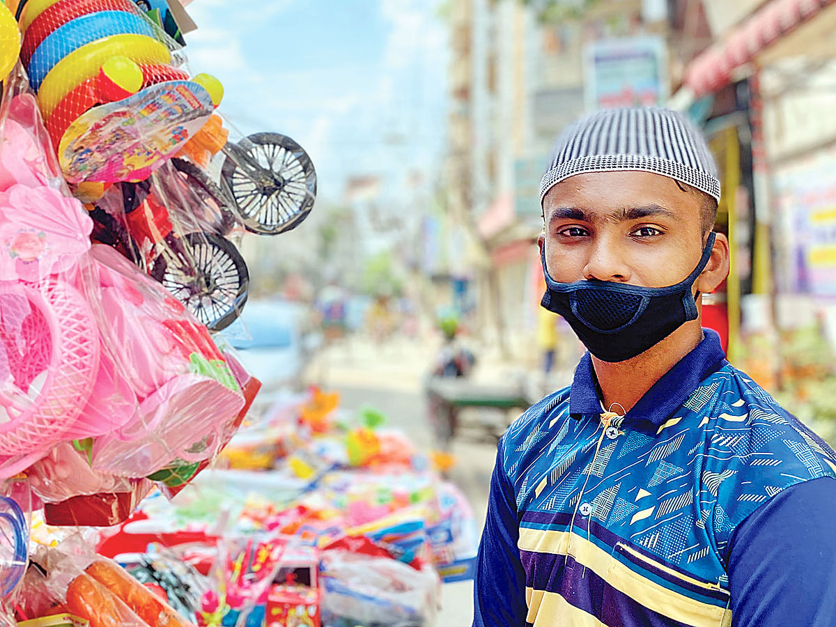 ‘৫০ টাকায় চারজনের কী হয় স্যার?’ বলেছিলেন প্লাস্টিকের খেলনা বিক্রেতা রবিউল।  ছবি: লেখক