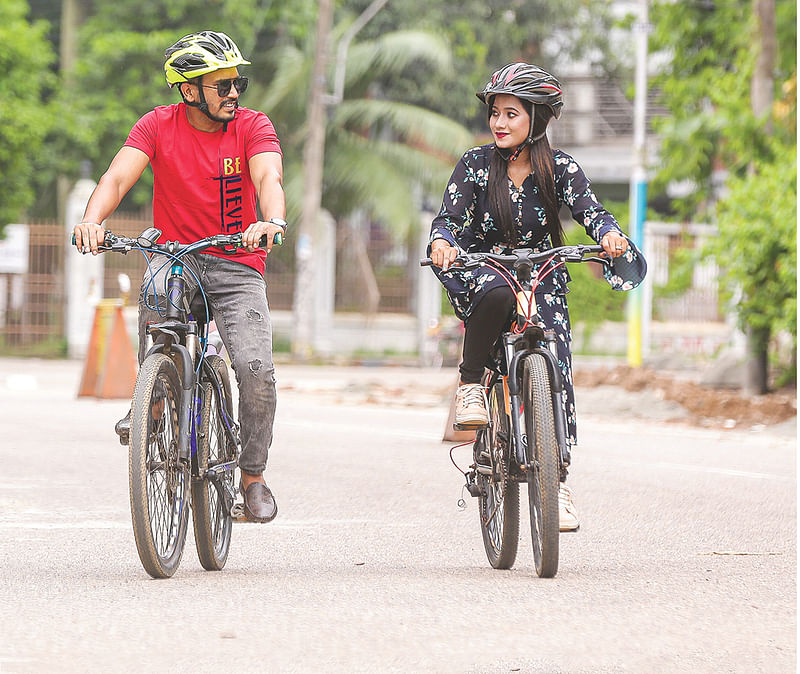 এ সময়ে যাতায়াতের জন্য ব্যক্তিগত বাহন হিসেবে সাইকেল সহজ ও সাশ্রয়ী। এ ছাড়া সাইকেল চালানো একটি ভালো ব্যায়াম। মডেল: তুষার ও রিমু। ছবি: কবির হোসেন