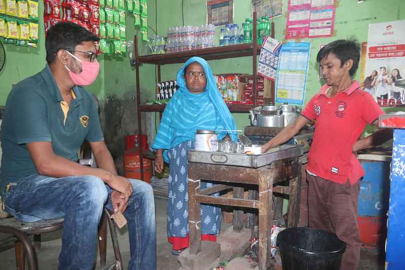 সিলেট নগরীর নিহারিপাড়ার মুখে দোকানে রিপন ও জোসনা। গত সোমবার বিকেলে। ছবি: আনিস মাহমুদ