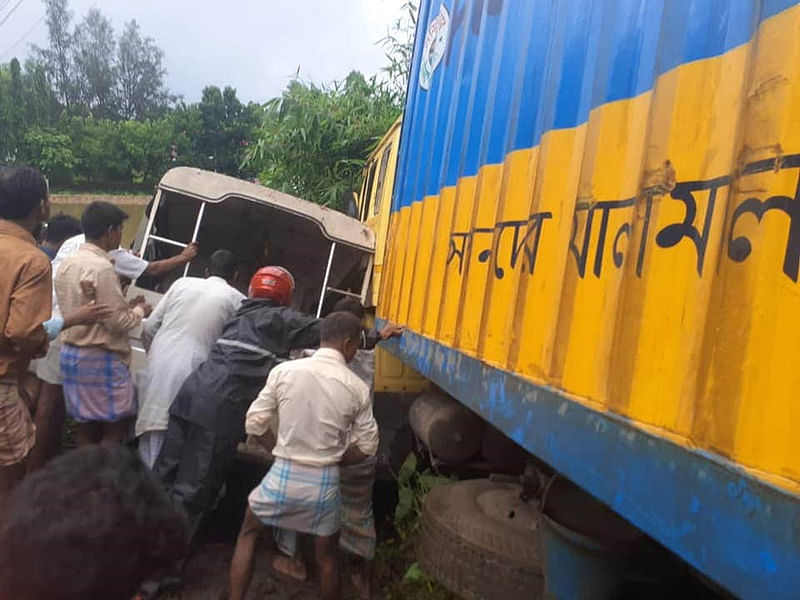 মুখোমুখি সংঘর্ষের পর খাদে পড়ে যাওয়া কাভার্ড ভ্যান ও লেগুনা থেকে হতাহতদের উদ্ধারের চেষ্টা চলছে। ছবি: সংগৃহীত