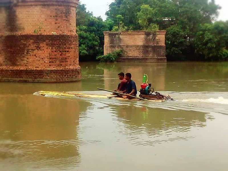 নাটোরের নলডাঙ্গা উপজেলা সদরের বারনই নদের বুক চিরে চলছে ইঞ্জিনচালিত ভেলা। মঙ্গলবার দুপুরে তোলা ছবি। প্রথম আলো