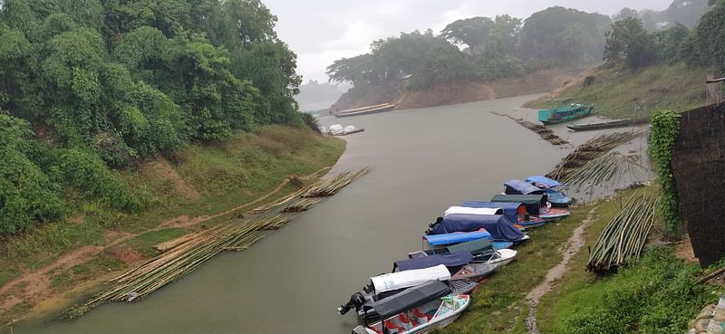 প্রাকৃতিক সৌন্দর্যের আধার কাপ্তাই লেক। করোনার কারণে দুই ঈদ ও পয়লা বৈশাখের ছুটিতেও পর্যটকশূন্য ছিল কাপ্তাই লেক। পর্যটনের ওপর ভরসা করে বেঁচে থাকা মানুষের আয় নেই।