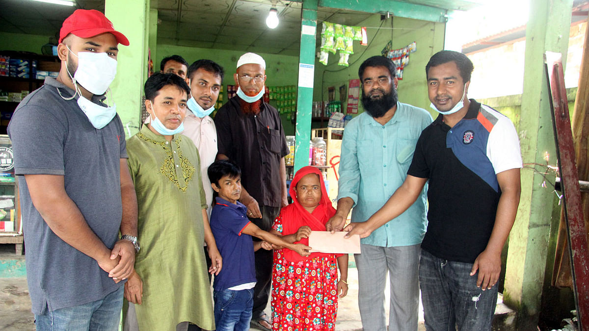 চার পুলিশ কর্মকর্তার অর্থসহায়তা ব্যবসার পুঁজি হিসেবে রিপন ও জোসনার হাতে তুলে দিচ্ছেন সিলেট সিটি করপোরেশনের ৯ নম্বর ওয়ার্ড কাউন্সিলর মখলিছুর রহমান। আজ বৃহস্পতিবার দুপুরে নগরীর নিহারিপাড়ায়। ছবি: প্রথম আলো