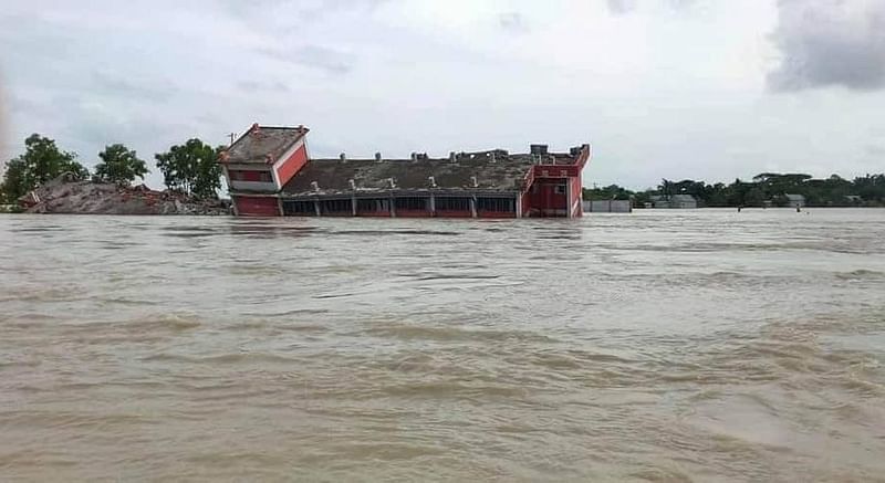 পদ্মার ভাঙনে বিলীন হয়ে যাচ্ছে চরের বাতিঘরখ্যাত এস ই এস ডি পি মডেল উচ্চবিদ্যালয়। মাদারীপুরের শিবচর উপজেলার বন্দরখোলা ইউনিয়নের নূরুদ্দিন মাদবরেরকান্দি এলাকায়। ছবি: প্রথম আলো