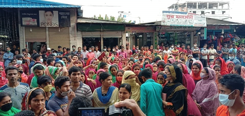 গাজীপুরের টঙ্গীর সাতাইশ এলাকায় শ্রমিকদের বিক্ষোভ। ছবি: প্রথম আলো