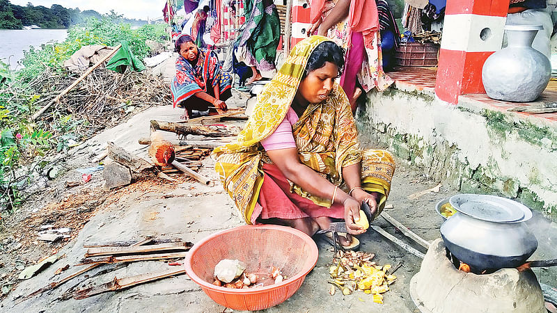 পানিতে ঘর ডুবে যাওয়ায় পরিবার নিয়ে তিন সপ্তাহ আগে জামালপুর শহর রক্ষা বাঁধে আশ্রয় নেন কাকলী বেগম। তাঁর বাড়ি নাওভাঙ্গাচর এলাকায়। গতকাল দুপুরে।  ছবি: আবদুল আজিজ। বন্যার আরও ছবি  পৃষ্ঠা ৩